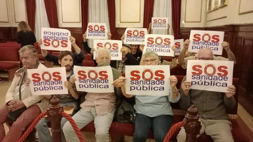 Imagen de archivo de miembros de la plataforma en el pleno de Ferrol