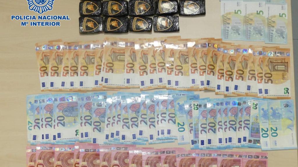 2.30 euros y 900 gramos de hachís interceptados en Santiago