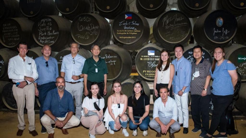 Lucio Co, con una delegación de distribuidores filipinos, durante una vista a las bodegas.