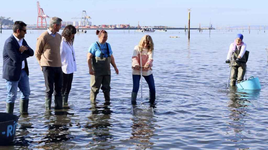 La vicepresidenta segunda del Gobierno y ministra de Trabajo, Yolanda Díaz, en un encuentro con mariscadoras.