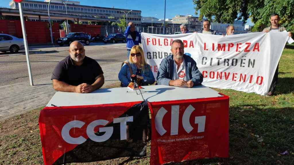 Rueda de prensa de tabajadores de la limpieza de la fábrica de Stellantis Vigo.
