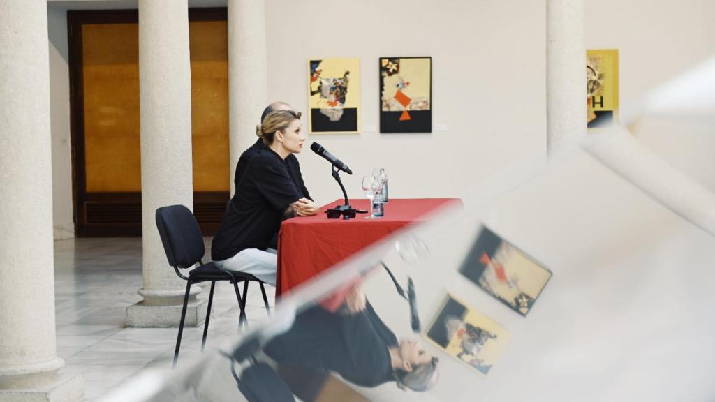 Najwa Nimri compareciendo ante los medios de comunicación.