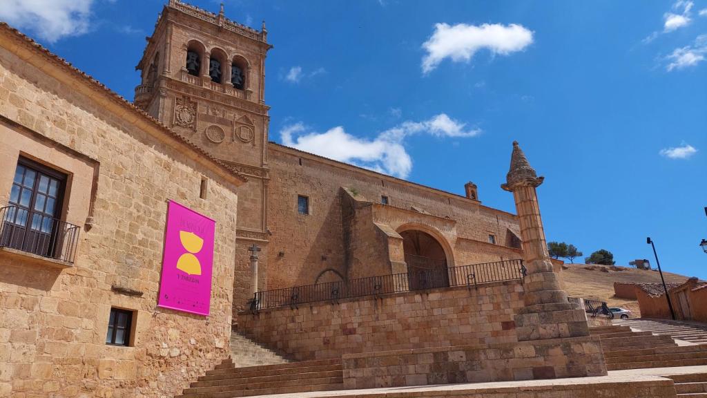 Museo del Traje de Morón de Almazán, junto a la Iglesia.