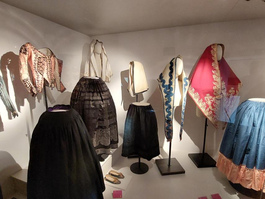 Vista de la exposición 'De manolas y Toreros' en el Museo del Traje de Morón de Almazán.