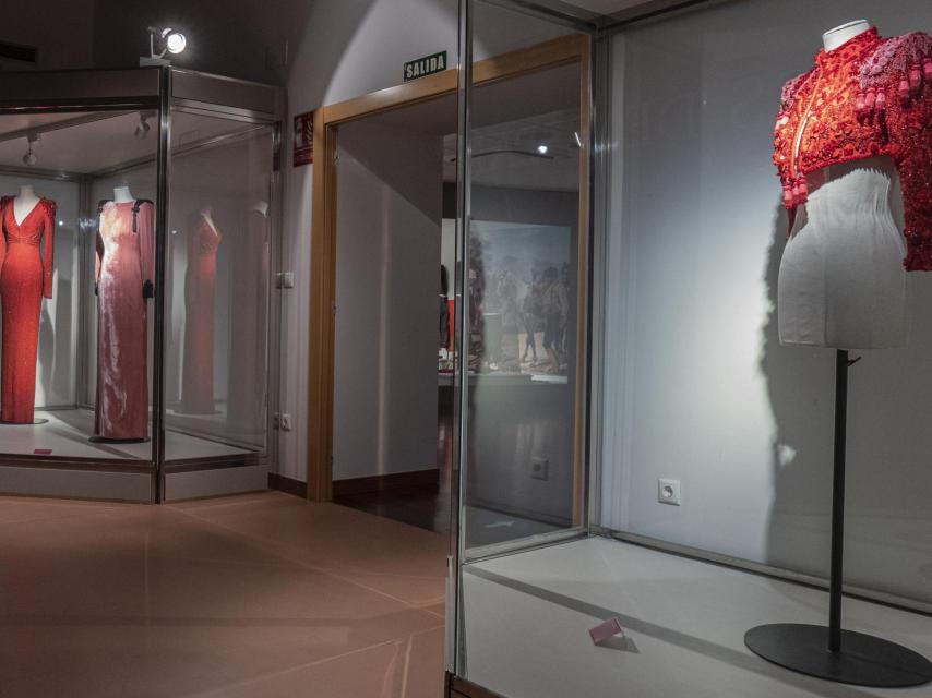 Chaquetillas toreras y vestidos de Lorenzo  Caprile pueden verse en la exposición.