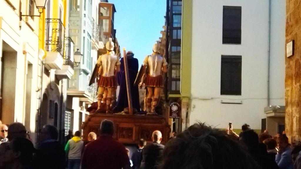 Decenas de zamoranos presencian el traslado de los pasos de Semana Santa