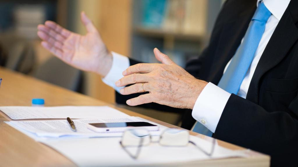 Las manos de Danilo Türk durante las explicaciones que ofrece en la entrevista con EL ESPAÑOL.