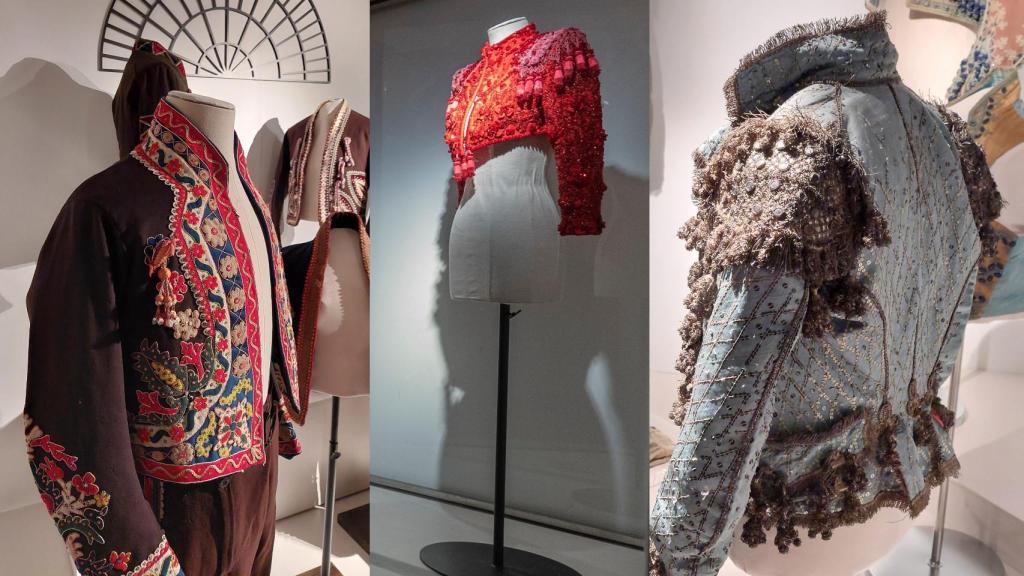 Prendas de la exposición 'De manolas y toreros' en el Museo del Traje de Morón de Almazán.