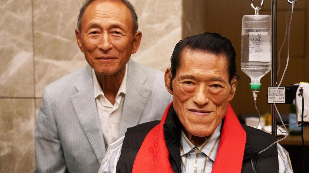 Antonio Inoki, a la derecha.