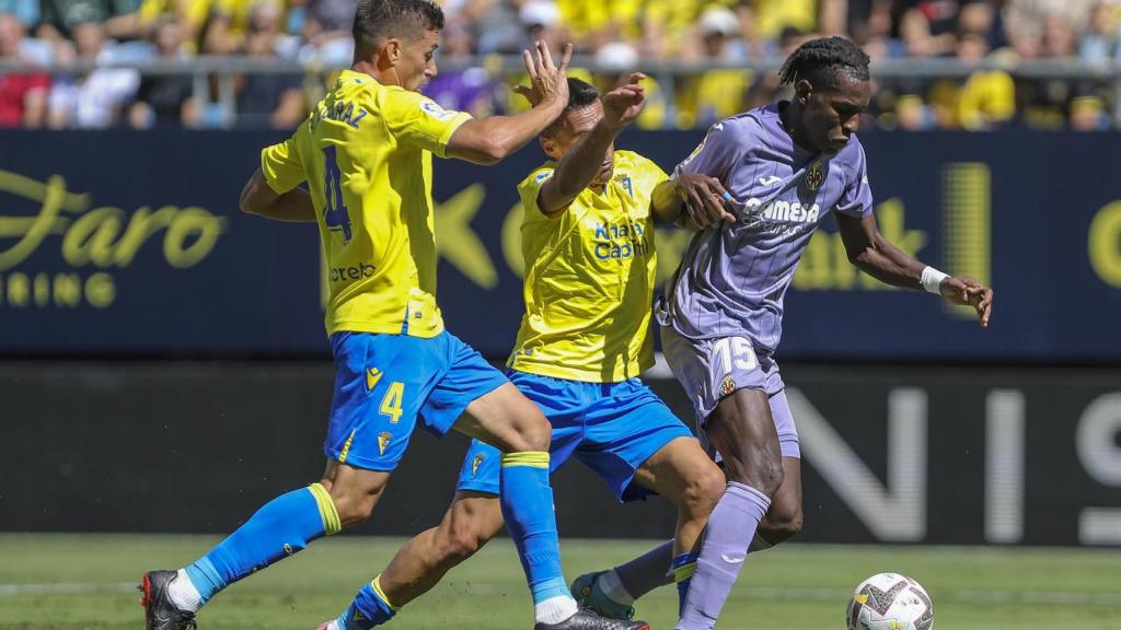 Nicolas Jackson y Rubén Alcaraz, en el Cádiz - Villarreal de La Liga 2022/2023