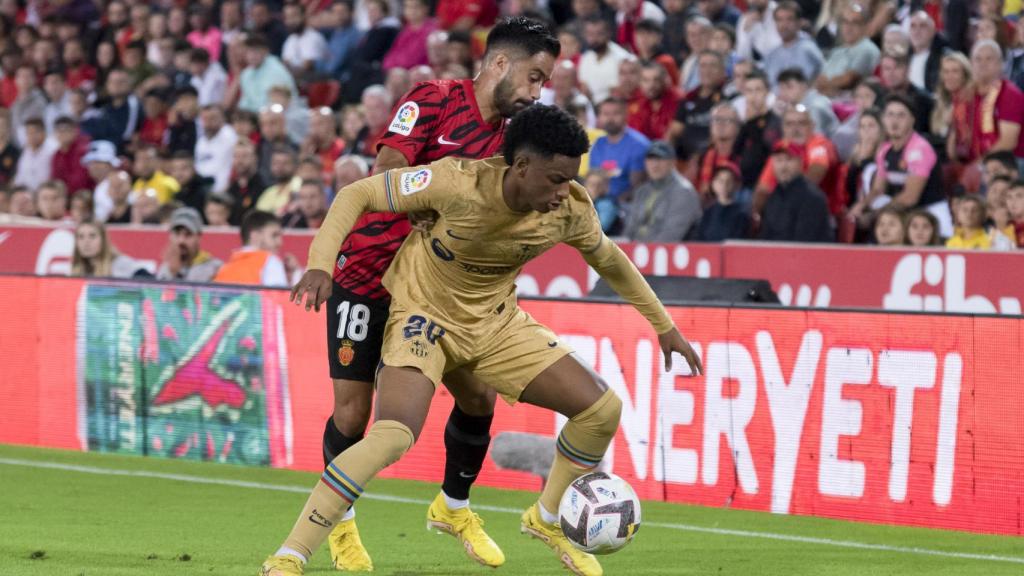 Balde protege el balón ante la presión de un jugador del Mallorca.