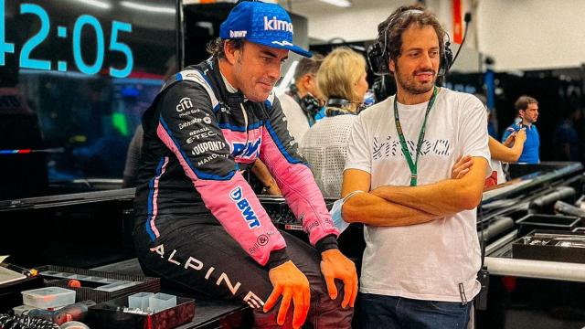 Fernando Alonso en el box de Alpine en el GP de Singapur