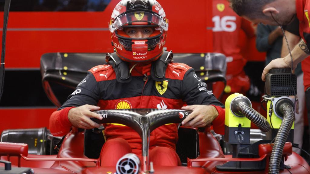 Carlos Sainz saliendo de su monoplaza en Singapur