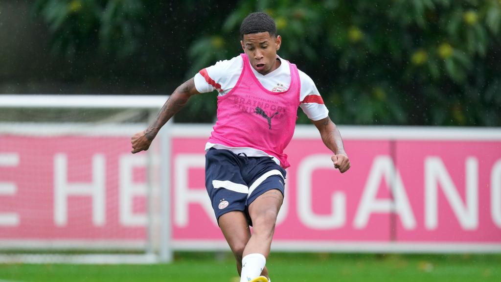 Sávio, en un entrenamiento con el PSV