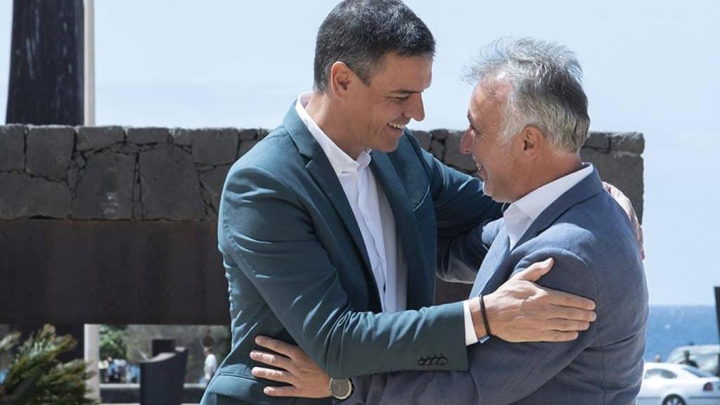 Pedro Sánchez y Ángel Víctor Torres, en Arrecife (Lanzarote).