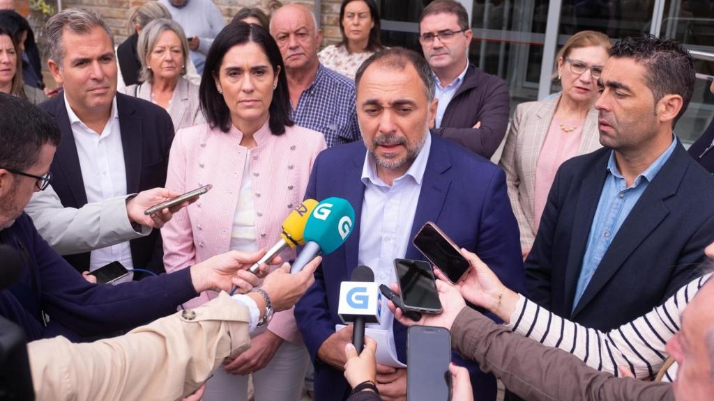 El conselleiro de Sanidade, Julio García Comesaña, la secretaria xeral del PPdeG, Paula Prado, y el responsable del PPdeG en Pontevedra, Luis López.