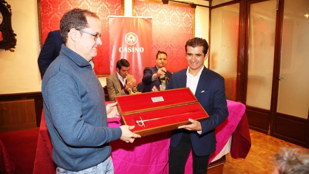 Joselito Adame recibe el estoque de plata