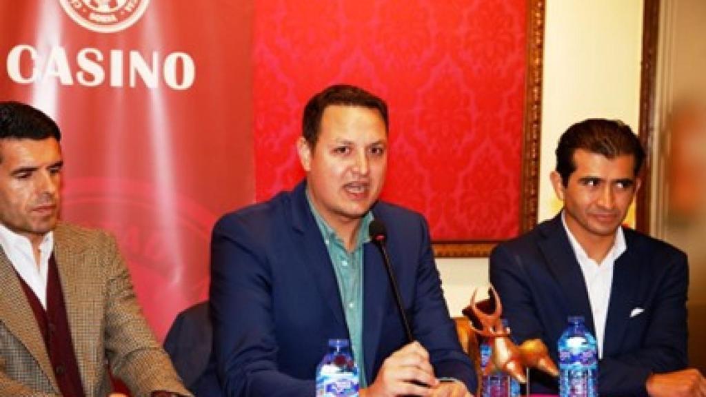 Alberto García flanqueado por Emilio de Justo y Joselito Adame