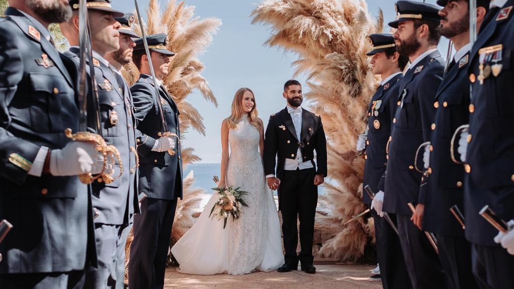 La pareja, flanqueada por militares en su enlace.