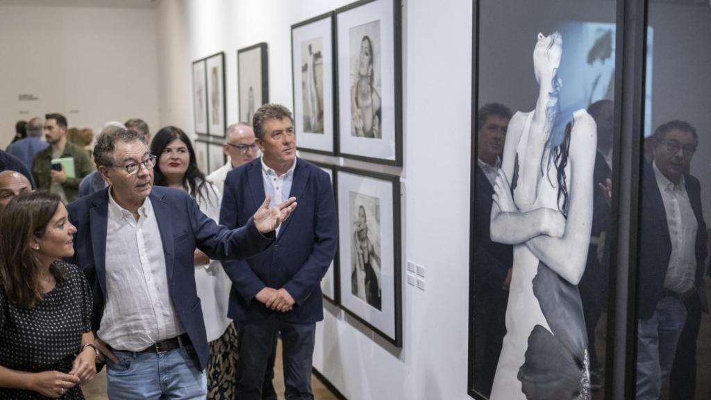Roberto Verino durante la exposición.