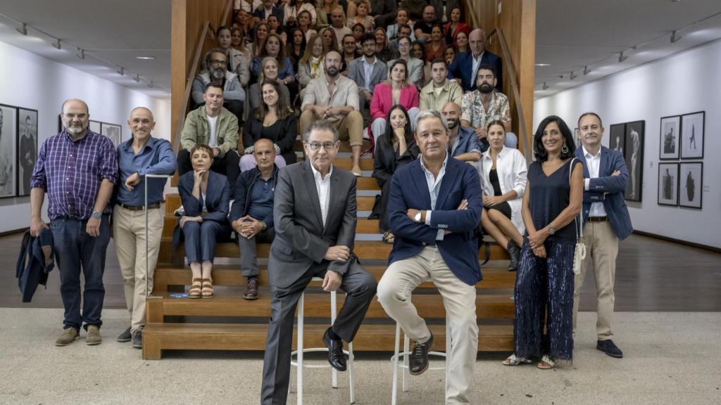 Verino con parte de su equipo y la familia de Altia durante una visita privada a  la exposición.