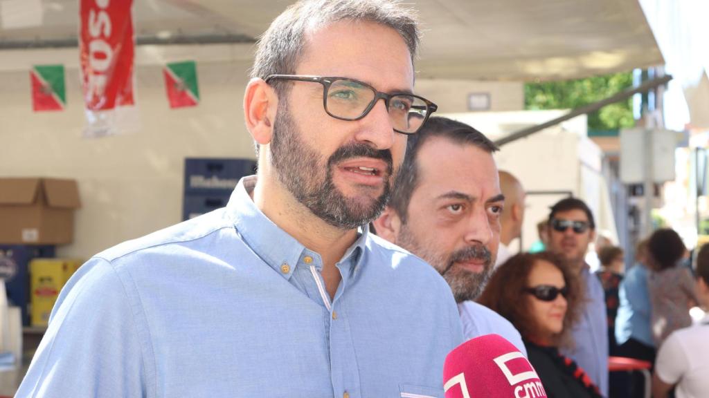 El socialista Sergio Gutiérrez, este domingo en Torrijos (Toledo).