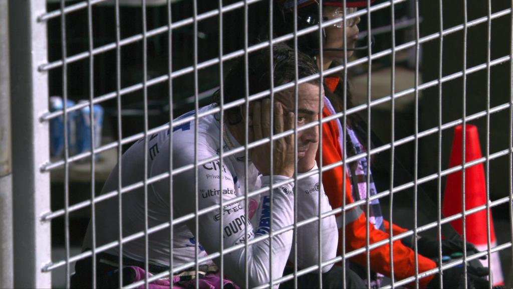 Fernando Alonso, abatido tras su abandono en Singapur