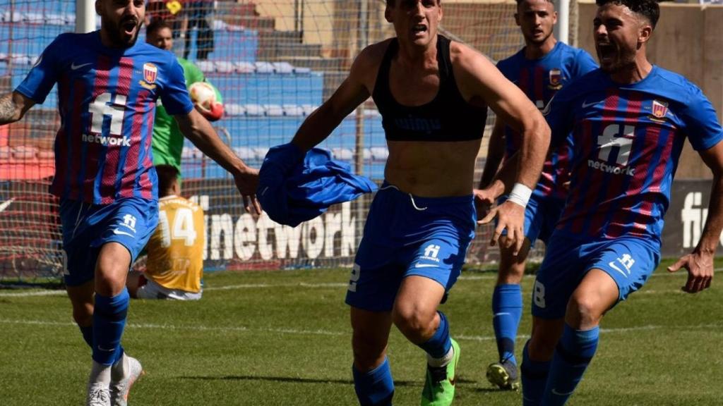 Los jugadores del eldense celebran el gol de la victoria.
