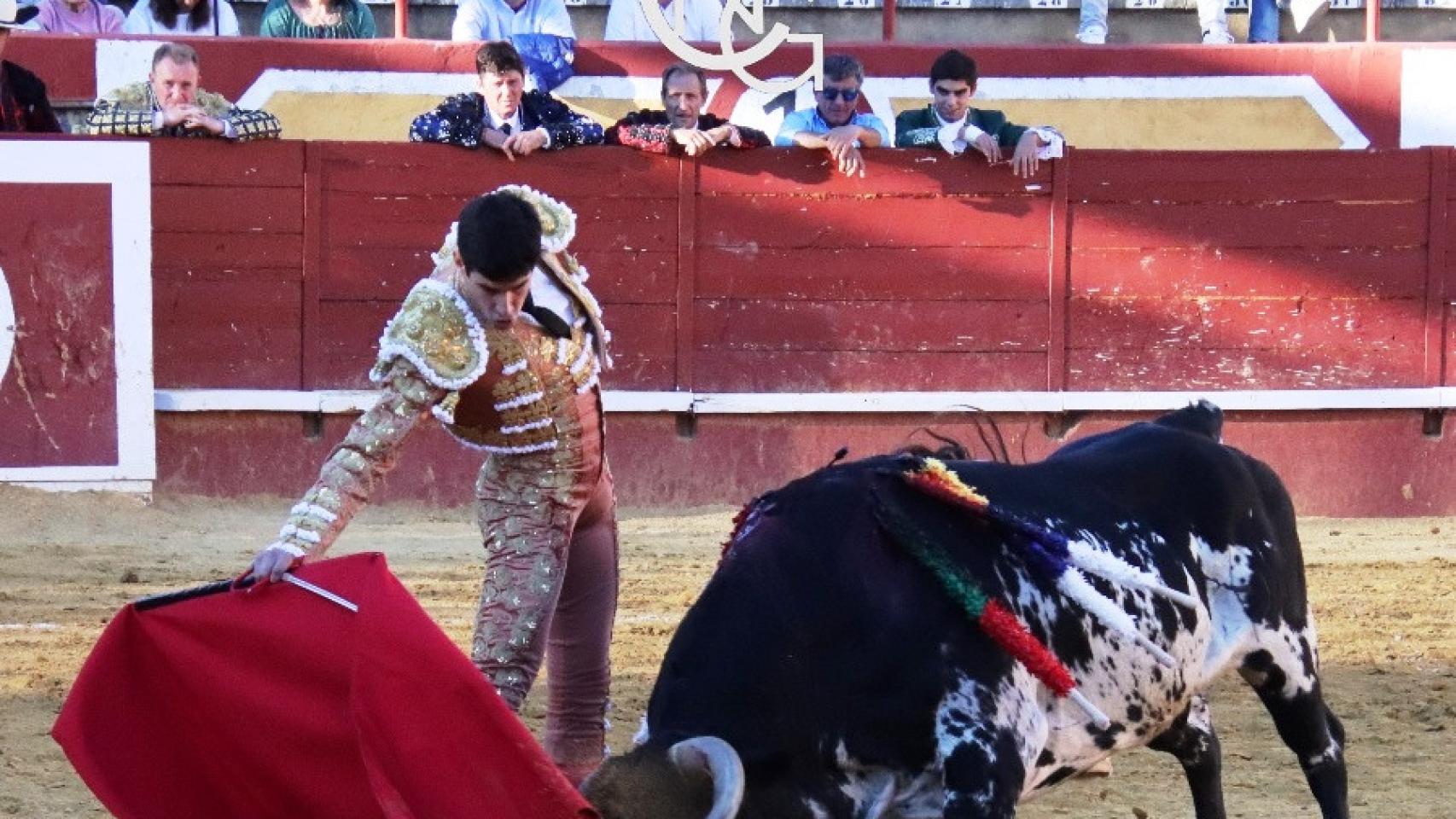 Cuéllar disfruta de un buen día de toros