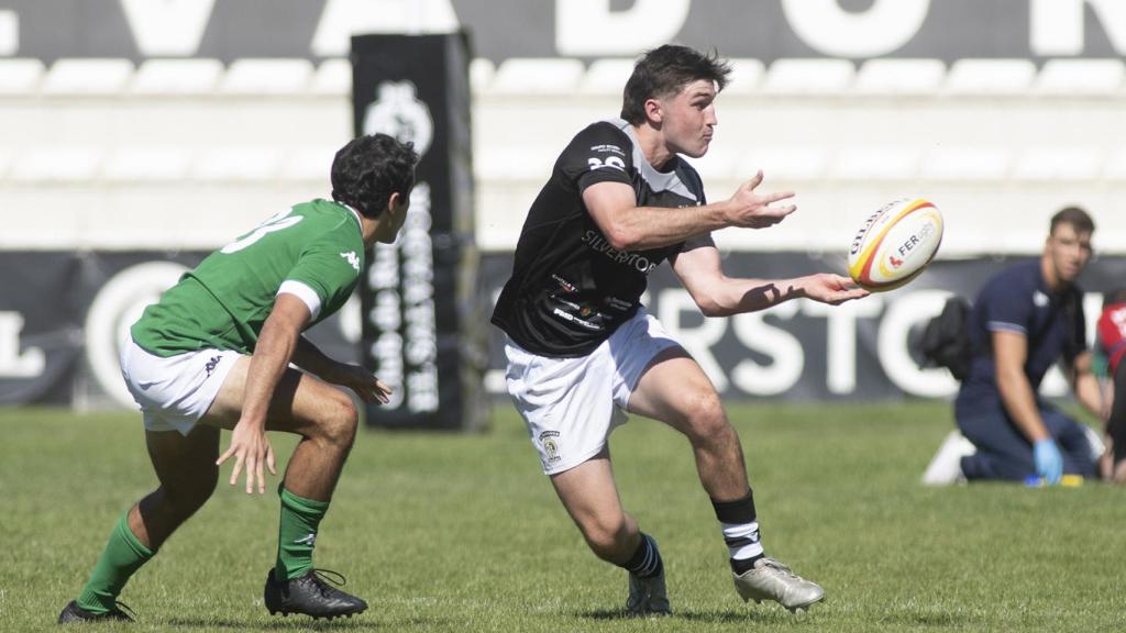 Beau Peart abre el oval en una jugada del encuentro entre SilverStorm El Salvador y Pozuelo RU disputado en los campos de Pepe Rojo