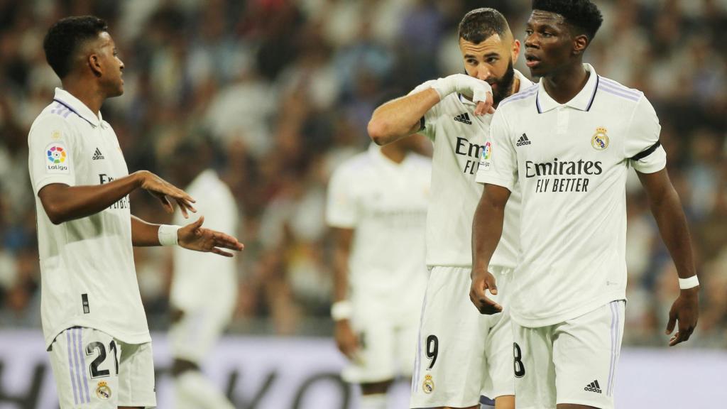 Tchouameni, Rodrygo y Benzema charlan durante el partido