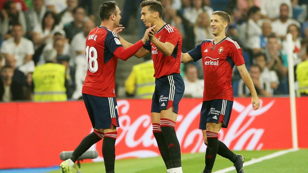 Los jugadores de Osasuna celebran el gol en el Santiago Bernabéu