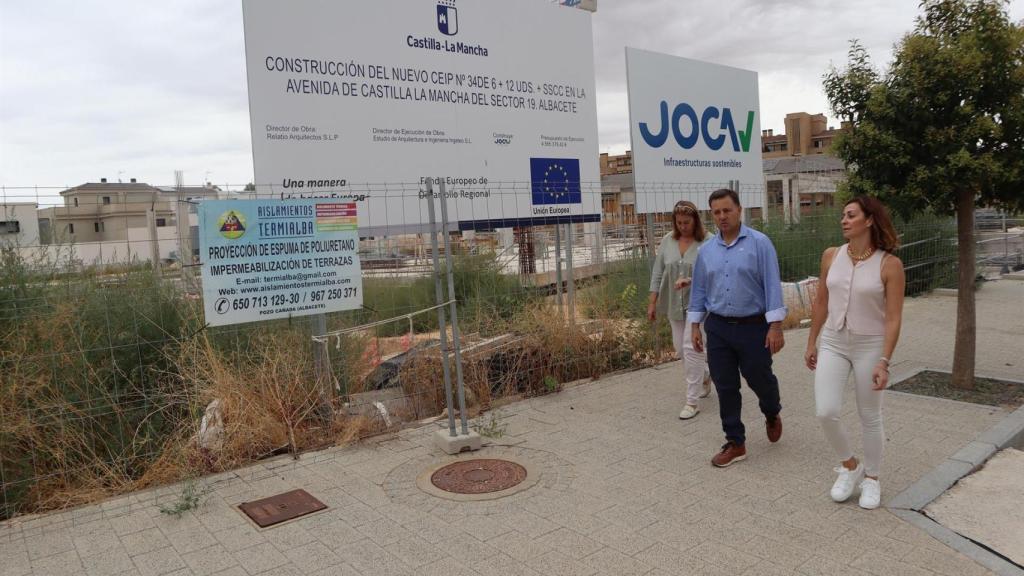 Manuel Serrano junto al solar del futuro colegio de Albacete.
