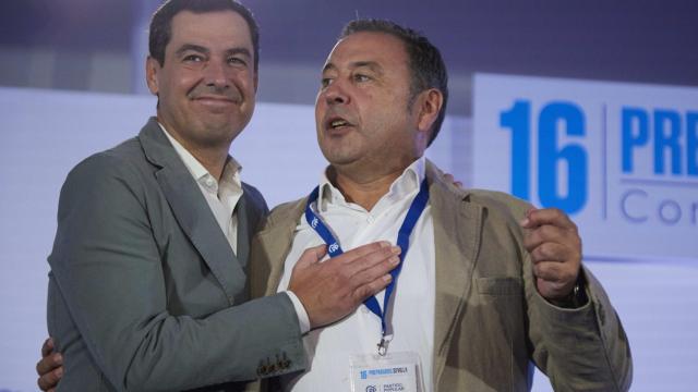 Juanma Moreno junto al nuevo presidente del PP de Sevilla, Ricardo Sánchez.