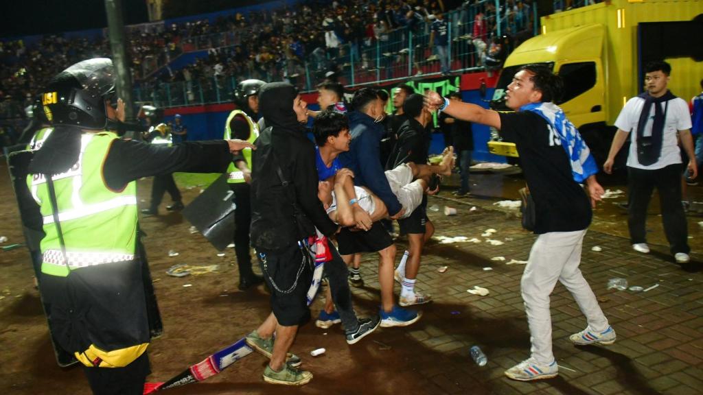 Tragedia en un partido de fútbol en Indonesia