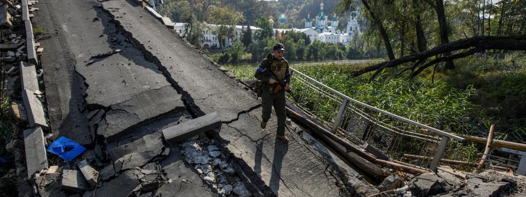 Un militar ucraniano camina cerca del río Siverskyi Donets, en la ciudad de Sviatohirsk