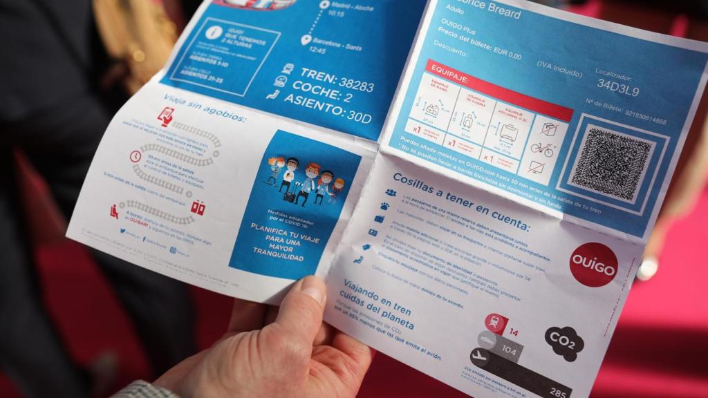Una persona muestra un flleto explicativo durante la inauguración del primer trayecto de Ouigo. Foto: Isabel Infantes - Europa Press