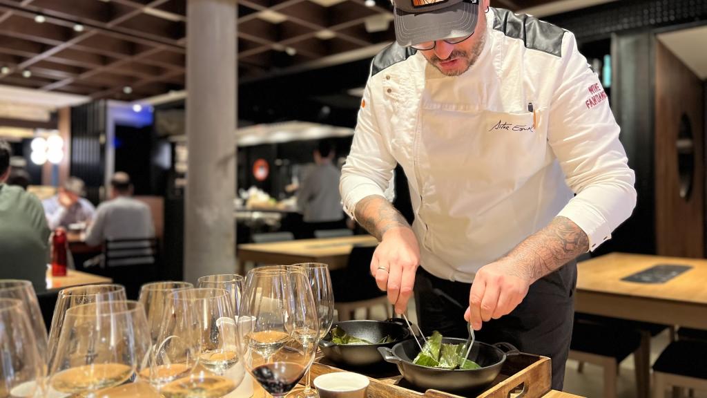 Aitor Esnal cocinando durante el servicio