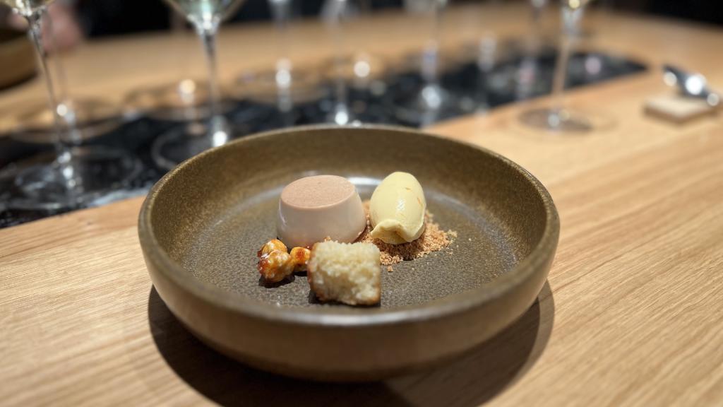 Cuajada de avellanas y helado de miel riojana