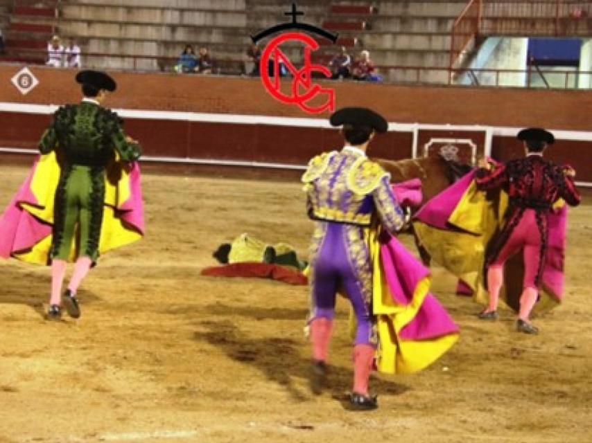 Serrano fue volteado espectacularmente por el 5º novillo