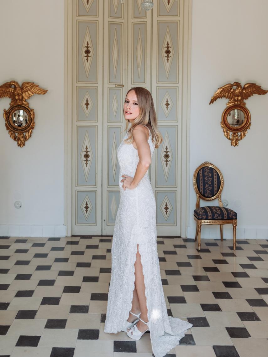 Esmeralda Moya lució para la ceremonia un vestido de encaje con falda desmontable.