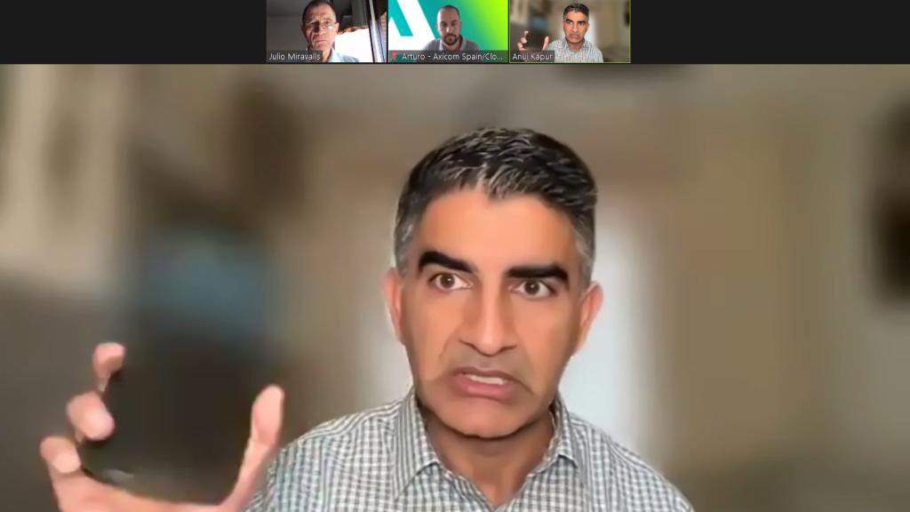 Anuj Kapur, presidente y CEO de CloudBees, durante la entrevista virtual con el periodista de D+I Julio Miravalls.