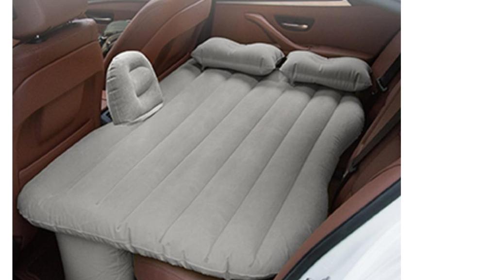 Cama hinchable para el coche.