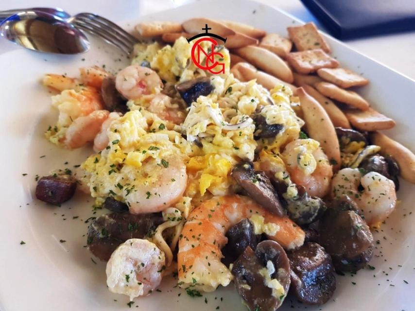 Revuelto de gambas, champiñones y algunas gulas