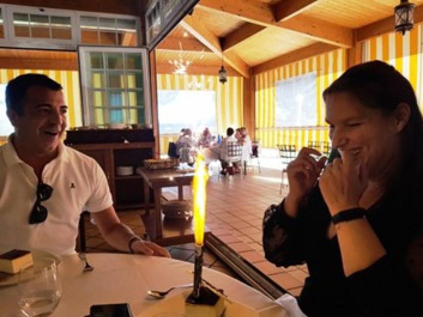 Natalia, la gráfica taurina, se sintió sorprendida y sonrojada con la sorpresa que le había preparado Perico