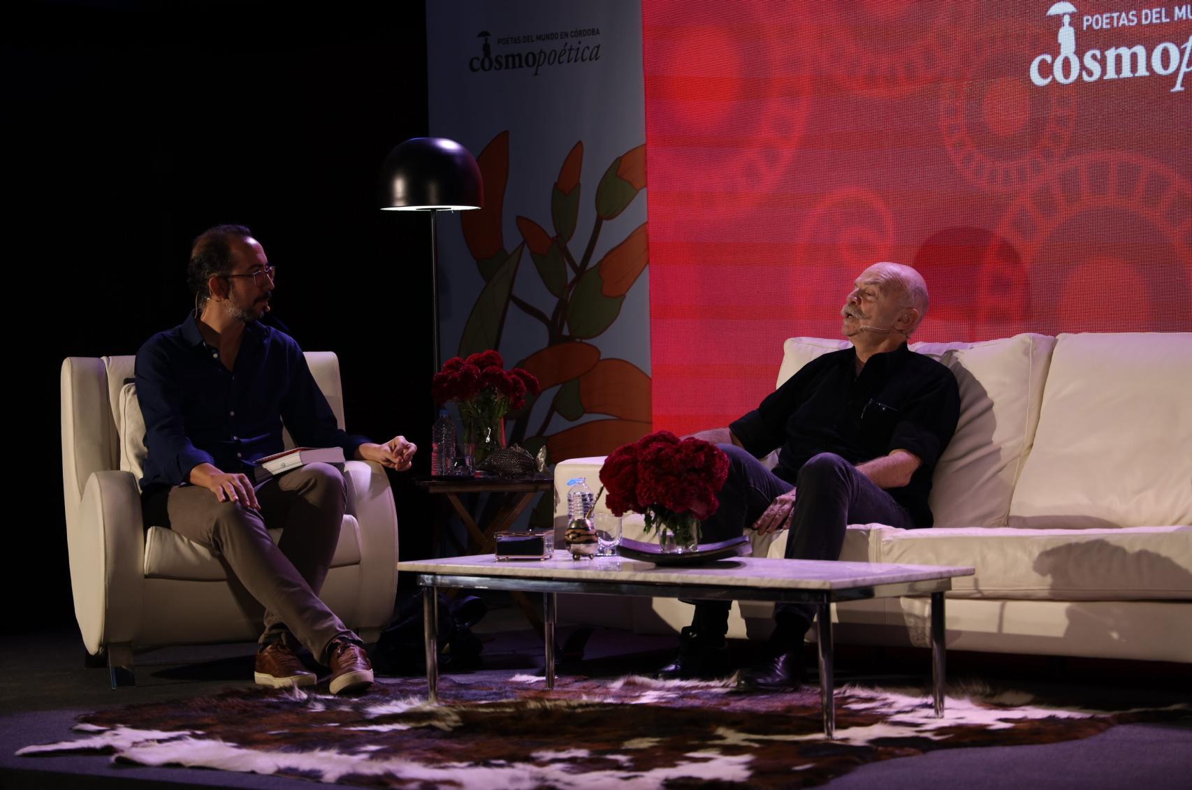 Caparrós, en su intervención, junto al periodista José María Martín