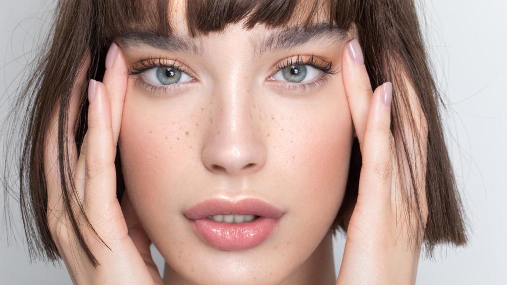 Una mujer con flequillo y melena corta.