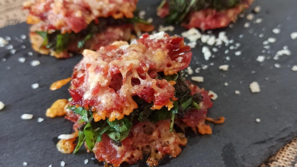 Crujientes de parmesano y jamón ibérico con tapenade