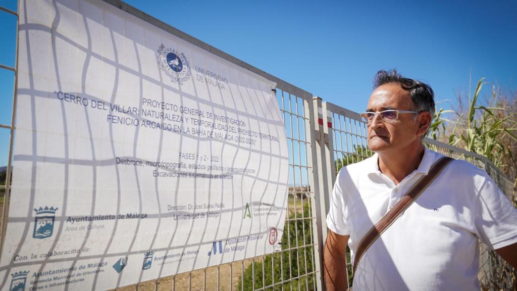 El director de la campaña de excavación del Cerro del Villar, José Suárez, junto al asentamiento.