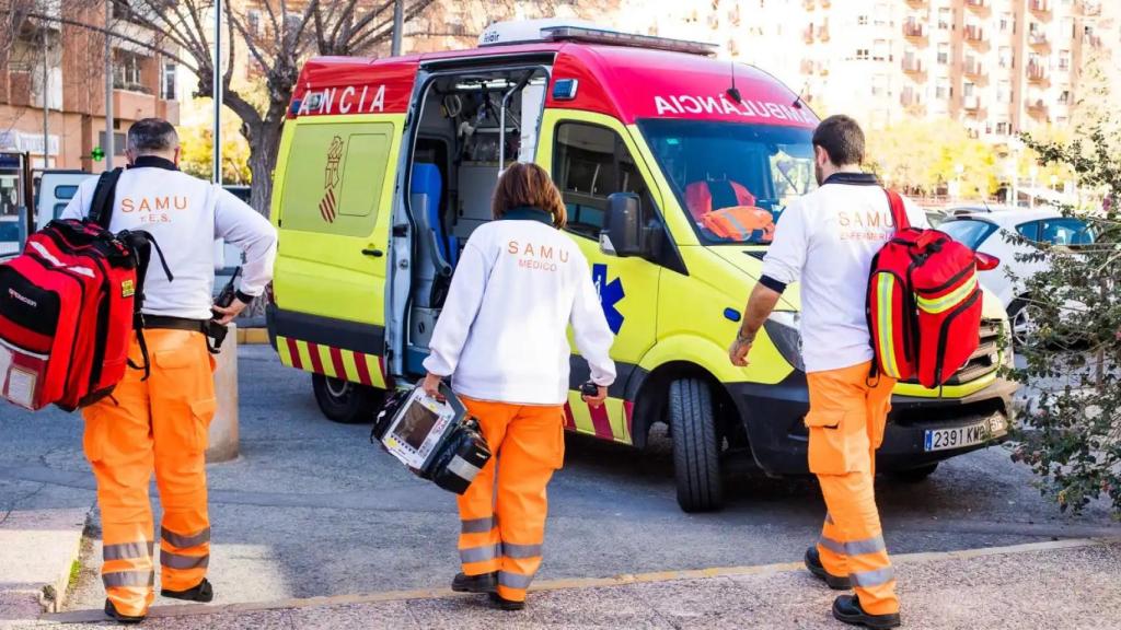 Tres sanitarios de un equipo del SAMU de Valencia.